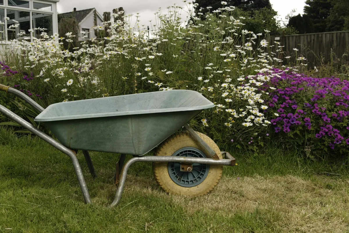 Wheelbarrows & spreaders